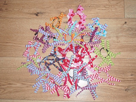 viele kleine bunte Haargummis...