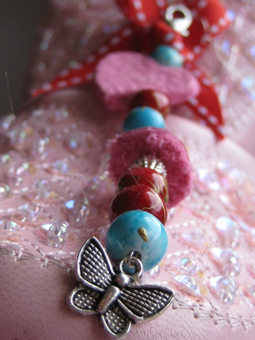 Taschenbaumler mit Schmetterling und