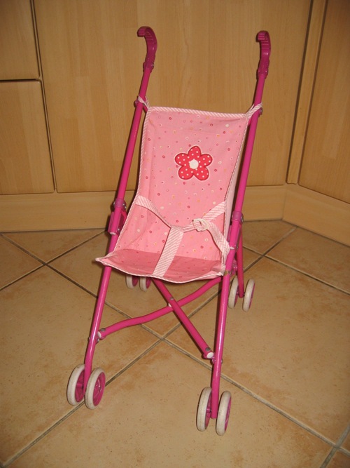 Neues Kleid fr Puppen-Buggy