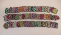 viele, viele bunte anstecker