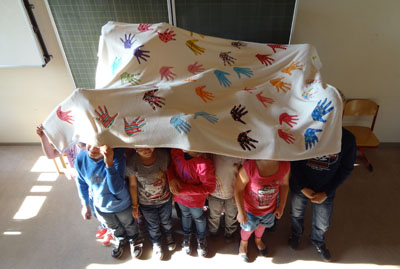 22 Kinder - eine Hndedecke