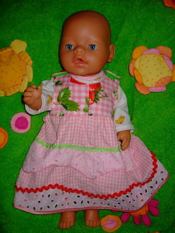 Baby Born wird auch eingekleidet