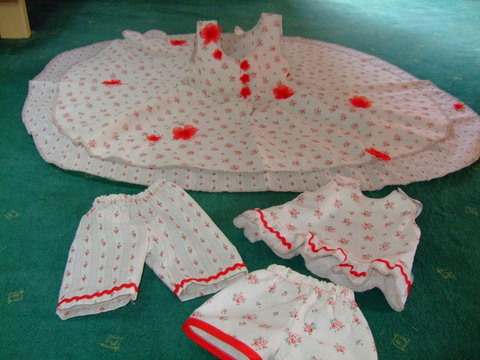 Baby Born wird auch eingekleidet