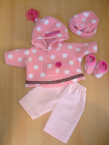 Baby Born wird auch eingekleidet