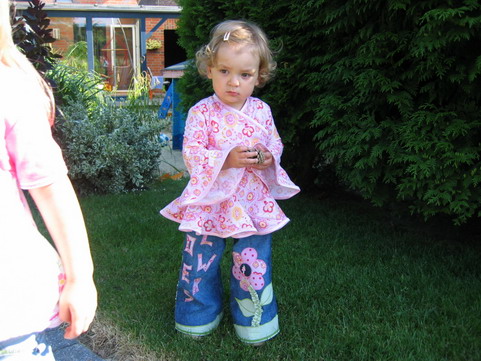 Mini Hermosa mit gebleichter Tddel Jeans