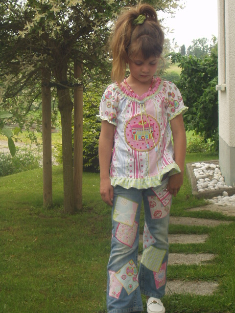 Flickenjeans mit Stenzobluse