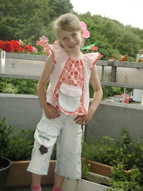 7/8 Bleich- Hose mit passender Bluse am Modell