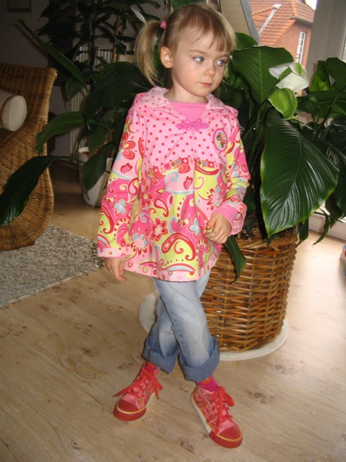 Taja als Kapuzenhemd... am Model ;o)