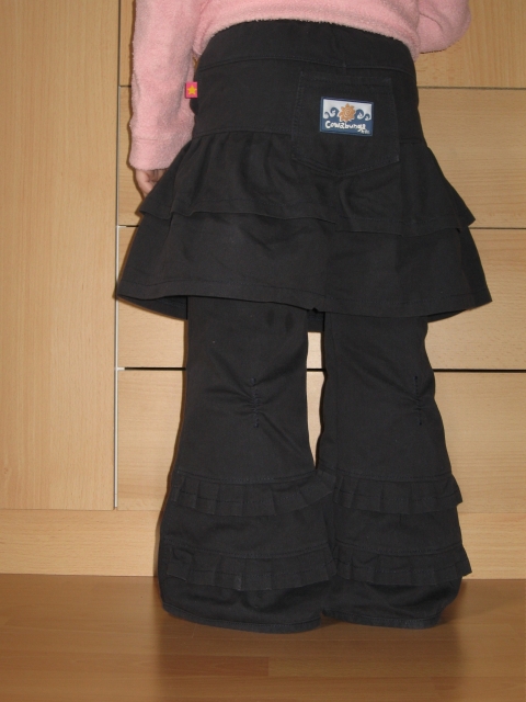 Rockhose nach Kim von hinten
