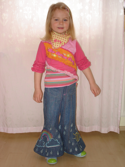 Regenbogen-Jeans-Paula angezogen :-)