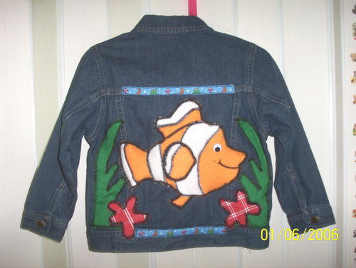 Jeansjacke mit Meeresmotiven (von hinten)