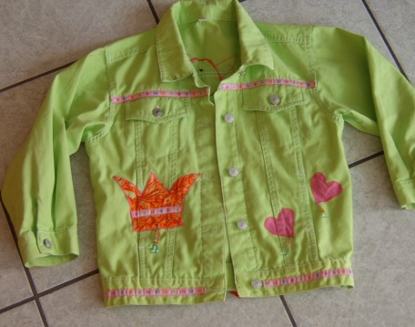 eine schlichte Jeans-Jacke etwas aufgepeppt