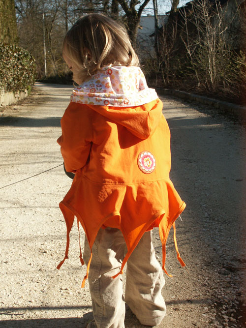 Quintia Zipfeljacke angezogen von hinten