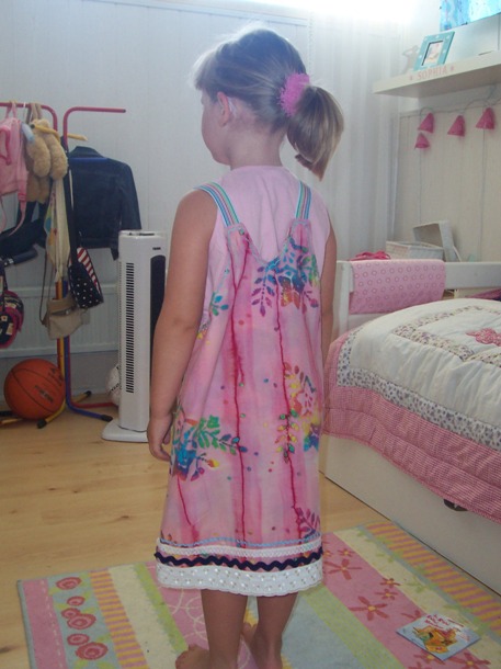 Mrieke mit "Inhalt" von hinten