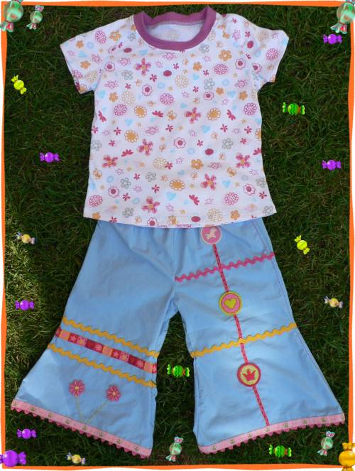 ZOE-SHIRT UND ROOS-HOSE