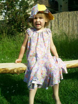 Redondokleid mit Hut