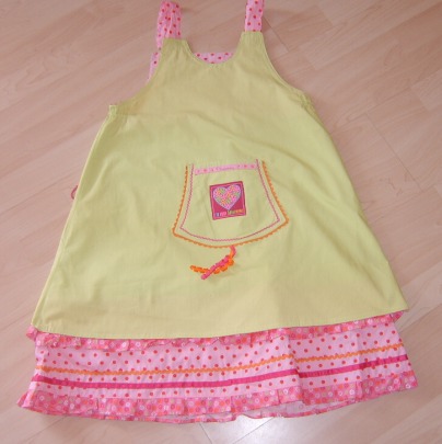 das Giraffenkleidchen von hinten