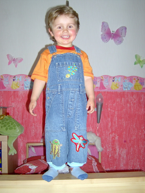 Latzi mit Stickern