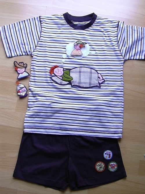 Schlafanzug mit Klett-Applis und Buttons