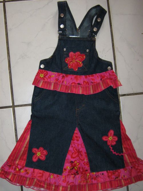 Latzhosenkleid zum Mantel