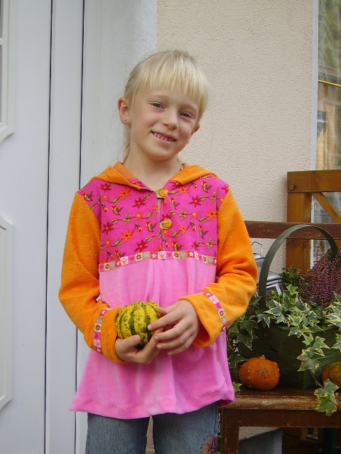 Taja nun auch mit Kaputze