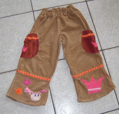 eine Kordhose aus braunem Kord