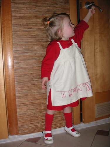 Rotes Leinen-Kleid mit Stickerei