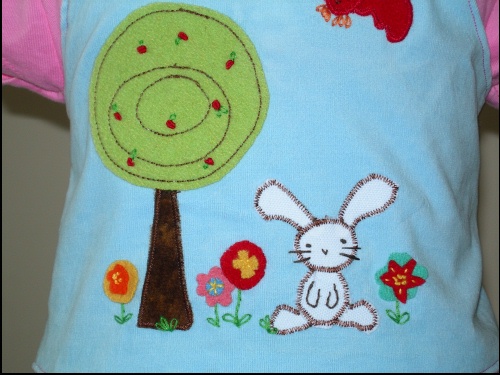 Emely und Hase zoom