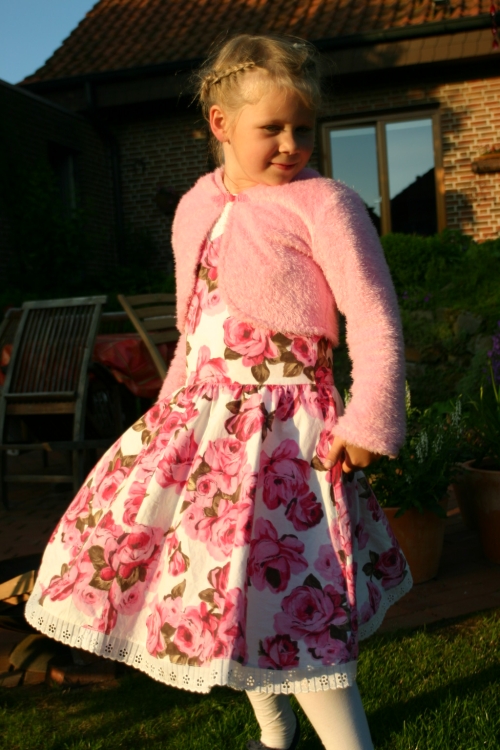 ein schulterfreies Rosenkleid