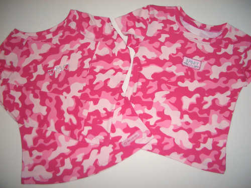 Zwei Camouflage-Shirts