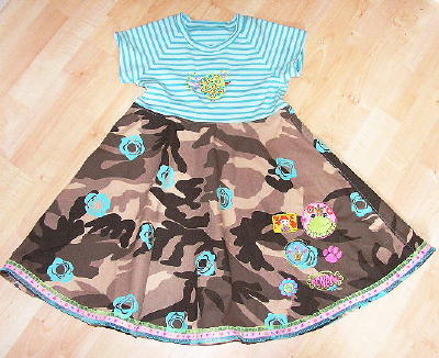 Kleid nach Roos mit vielen Stickis..