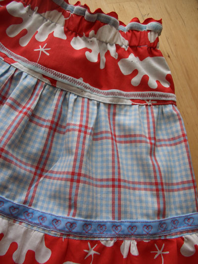 Detailausschnitt mit selbstbestickten Bndern...