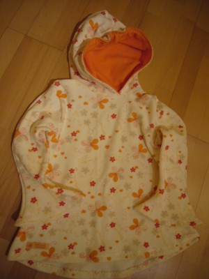 Kuschelbea mit Blumenstickis in Kapuze