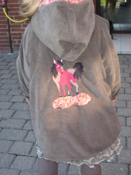 Finja, Rckenansicht
