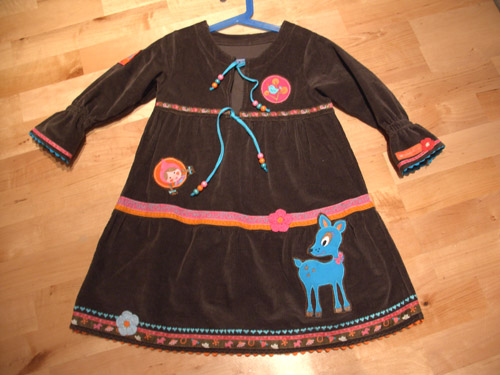 Ein Jasmina Kleid aus dunkelbraunem Feincord..