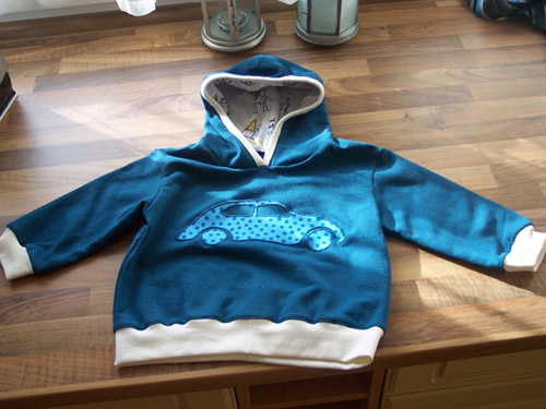 Kapuzenpulli mit Auto
