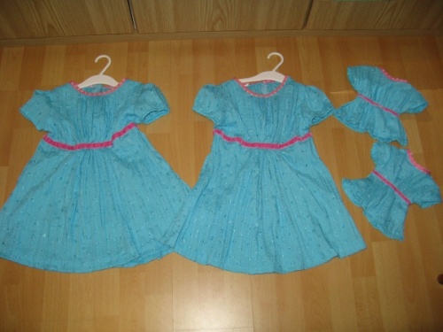 Blaue Kleider im Quartett ...