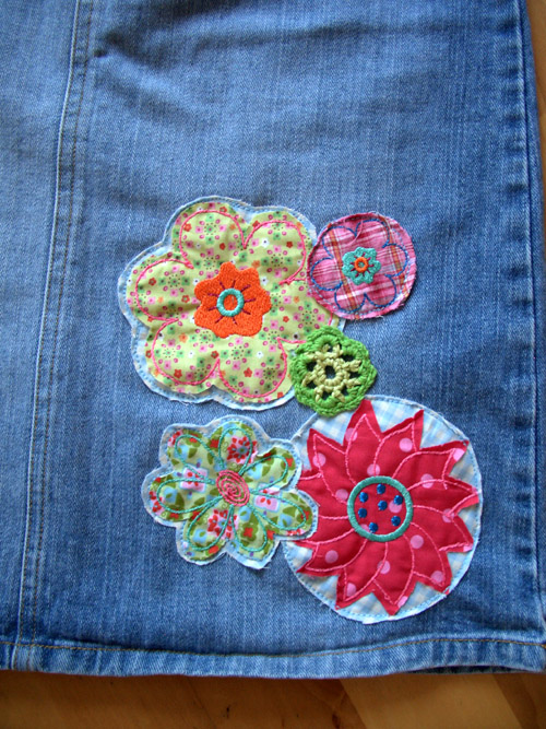 Jeansrock mit Fransenblumen verziert....