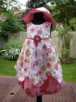 Cara Kleidchen mit Glockenblumenhut..