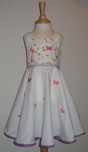 Schuerzenkleidchen