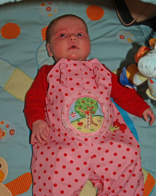 Kirsch Latzhose am Modell