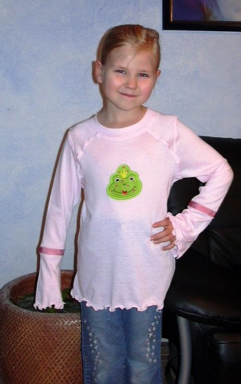 Erste Antonia mit Froschstickerei