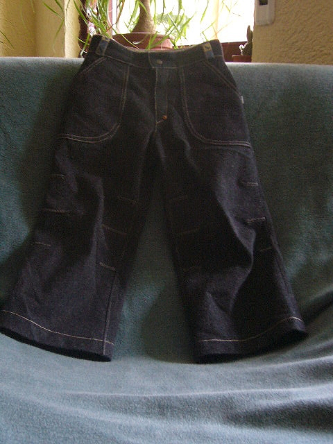 Eine Hose fr schmale Jungen.