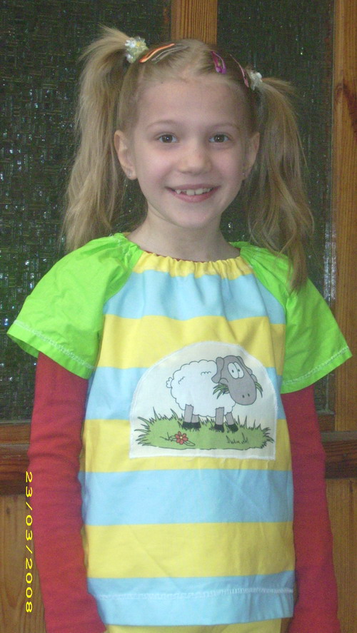 Pauline mit ihrem Ostershirt