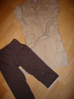 braune Leggins mit beiger Spitze am Abschluss