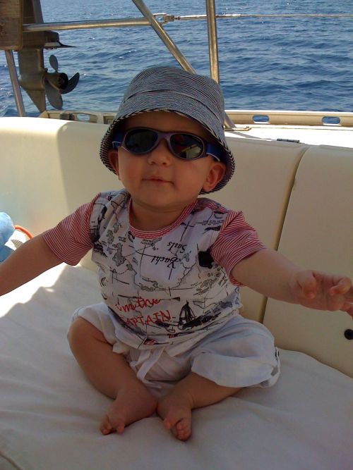 der kleine Captain beim segeln