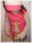 Antonia mit Froschbaumelei