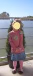 Antonia mit Hkelbuttons und Blumen