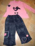 Batikjeans mit rosa Vogelpulli