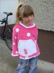 Pulli mit aufgewerteter Jeans